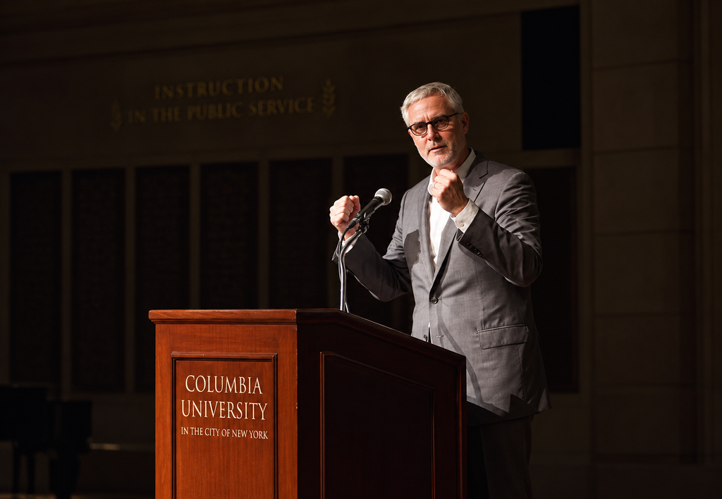 Peter T. Coleman, profesor de Columbia University, durante una conferencia sobre conflicto, cooperación y construcción de paz.