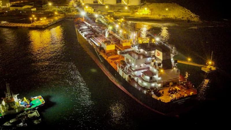 Buque petrolero de Petroperú en un terminal portuario durante operaciones nocturnas de descarga de hidrocarburos.