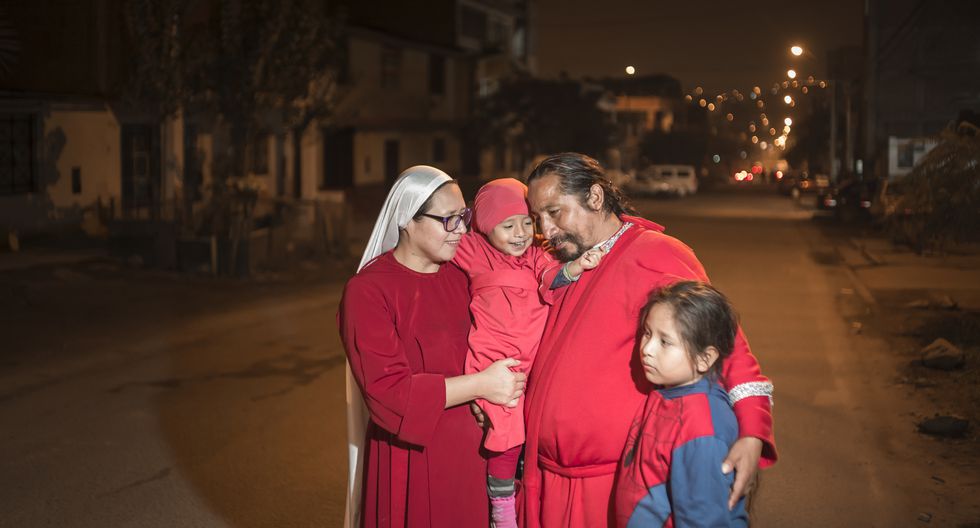 Familia retratada en una imagen utilizada para analizar el poder evangélico en Perú y la diversidad religiosa.