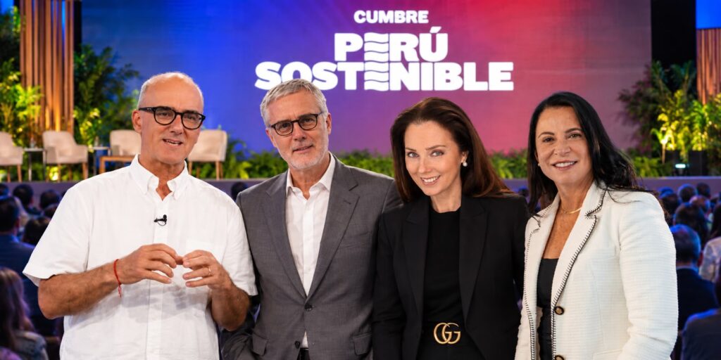 Ponentes de la Cumbre Perú Sostenible 2026 reunidos frente al escenario principal del evento.