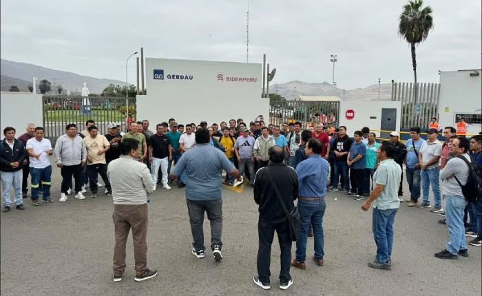 Trabajadores de SIDERPERÚ reunidos en Chimbote durante el proceso de reestructuración de la plantilla laboral.