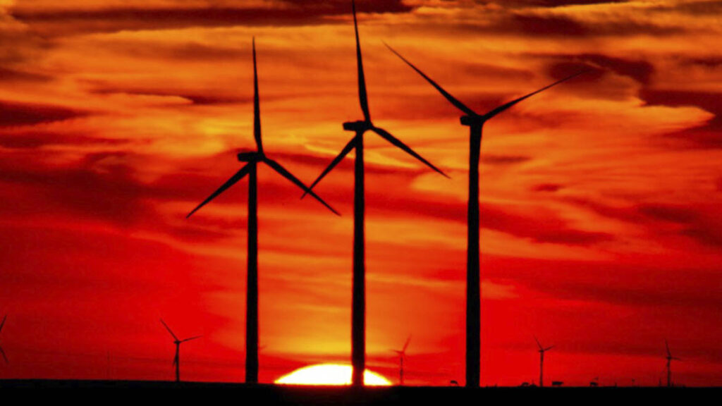 Aerogeneradores de Statkraft en un parque eólico durante el atardecer, asociados a la generación de energía renovable.