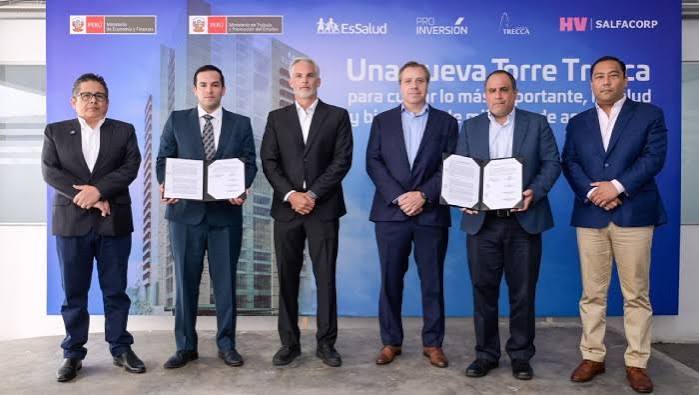 Representantes de Consorcio Trecca, Auna y HV Salfacorp durante la firma del contrato para transformar la Torre Trecca.