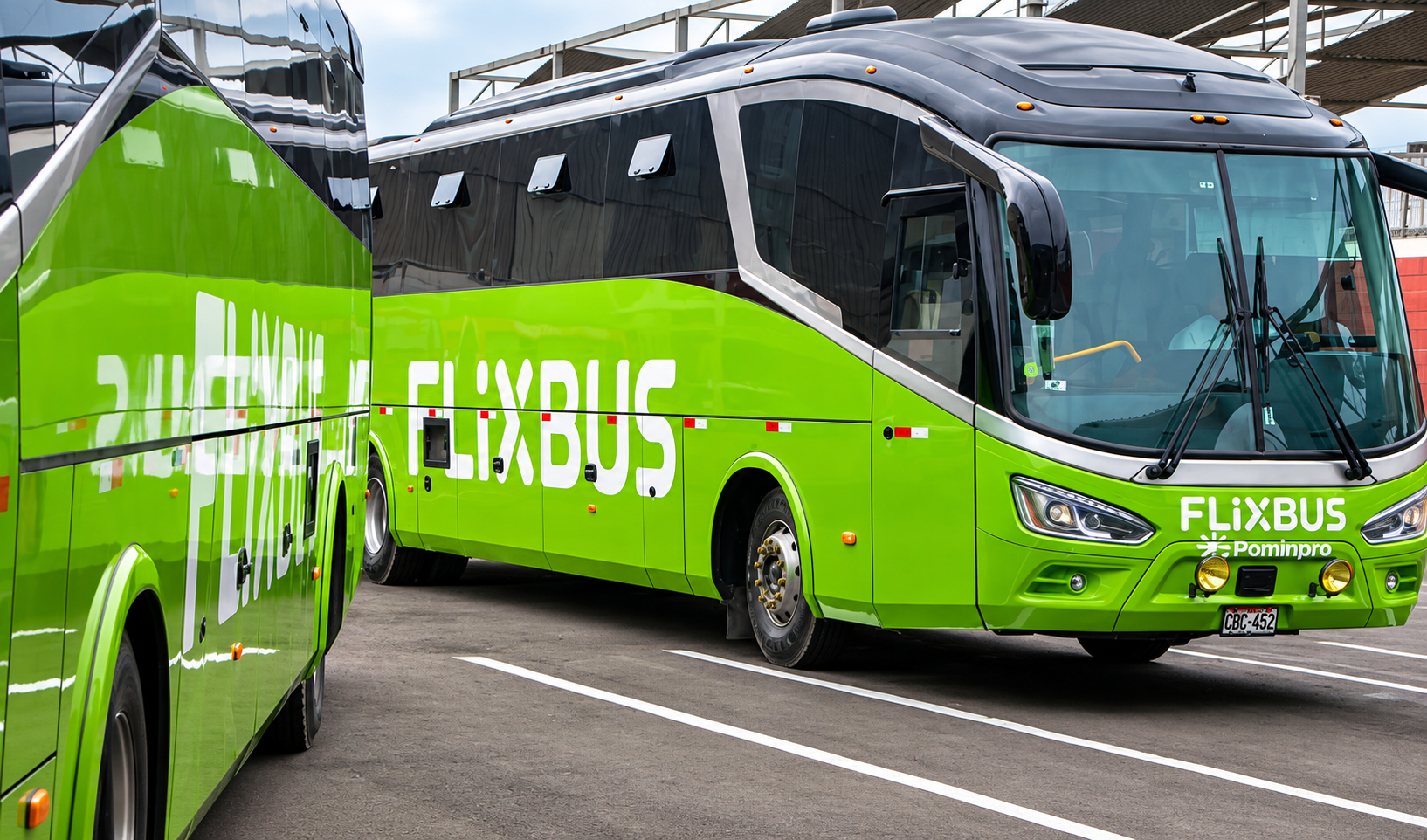 Buses de FlixBus y Pominpro para el servicio de transporte interprovincial de pasajeros en Perú.