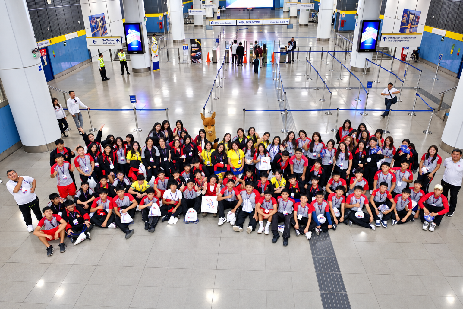 Estudiantes participan en una actividad de Metro Educa de la Línea 2 del Metro de Lima para promover la movilidad sostenible.